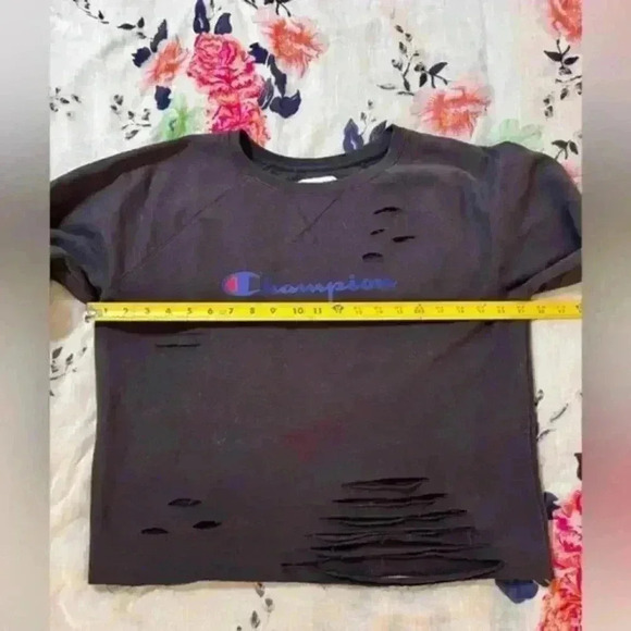 Classic Fleece Super Cropped and Distressed‎ Crew, C Logo Women's Size Large - Picture 3 of 5